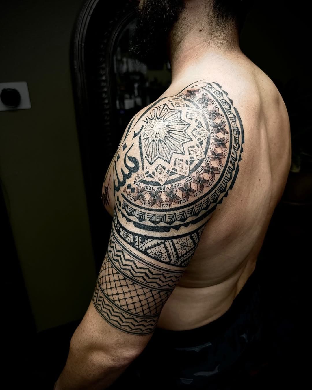 Tony came to me to collaborate on this project to represent his Palestinian heritage, beginning with calligraphy drawn by his uncle back home. The rest of his shoulder we created a mandala with geometric embroidery from Palestine, the Keffiyeh band at the bottom of the arm really completes everything and is the perfect foundation. Thank you brother, I appreciate you trusting me with this🙏🏼