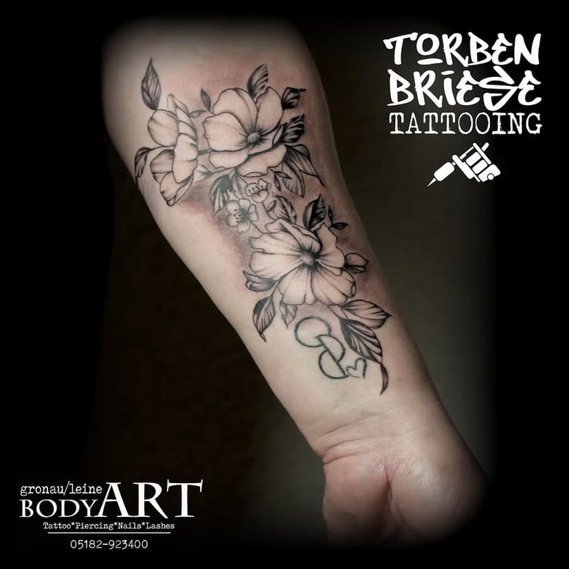 Heute aus der Floristik Abteilung….was Florales……
@bodyartgronauleine @torbenbriesetattooing #tattoo #ink #floral #flowers #inkedgirls #leinebergland #gronauleine #tattooartist #blackandgreytattoo