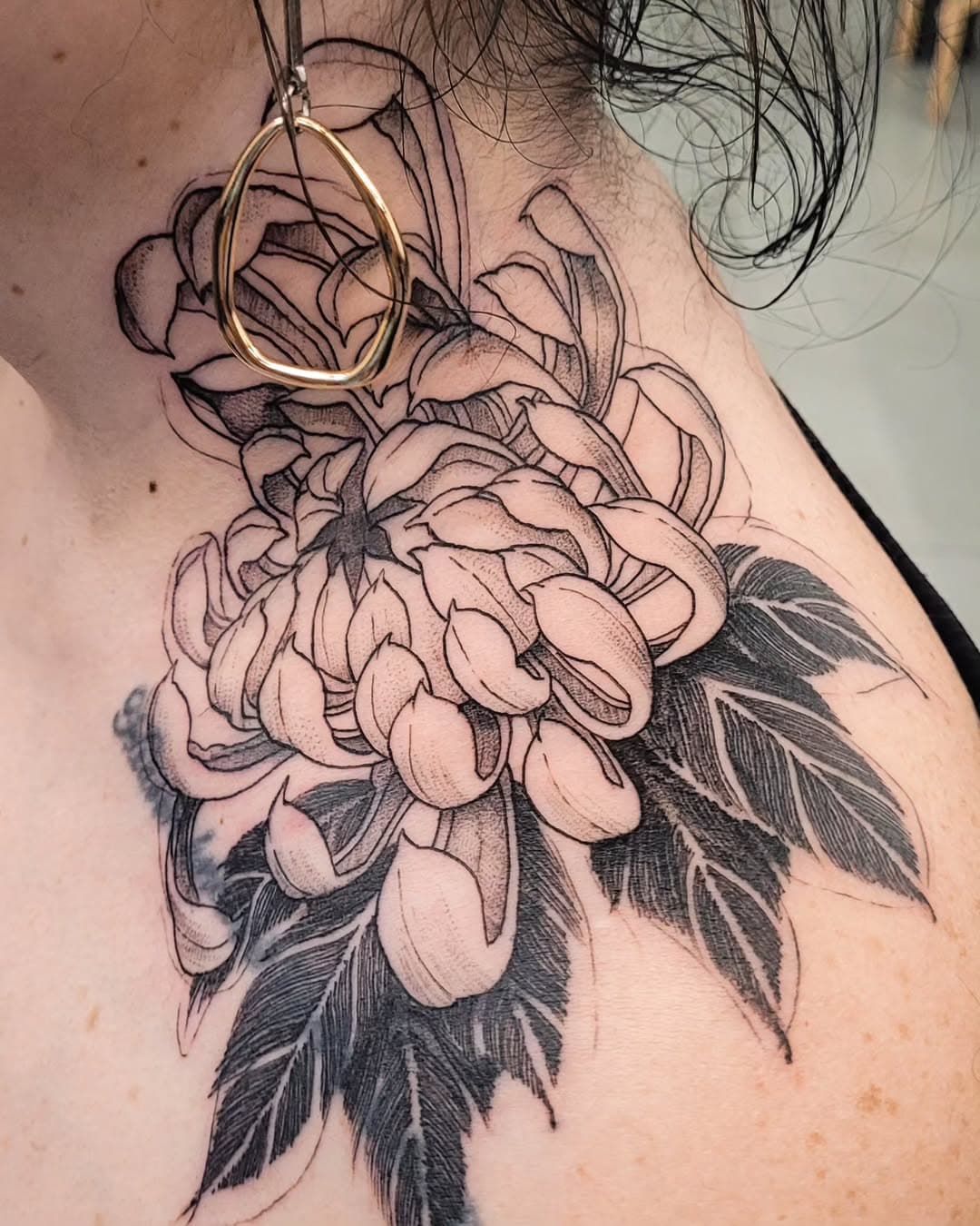 c r i s a n t e m o • chrysanthemum

#crisantemotattoo #crisantemo #tattooart #tatuagemflores #tatuagemfloral #flowertattoo #orientalflowers