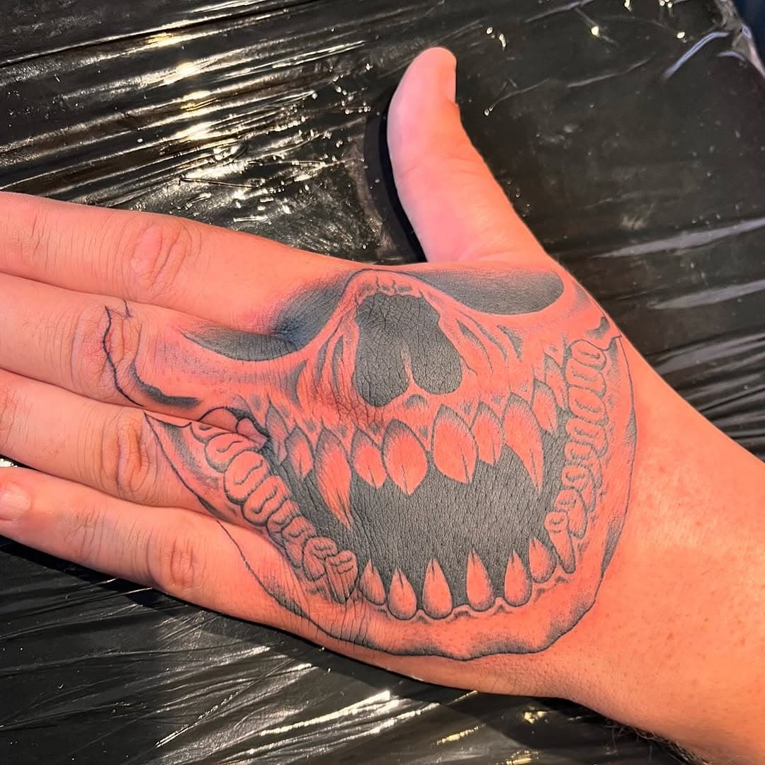 #tattoo#blavkandgreytattoo#handtattoo#skull