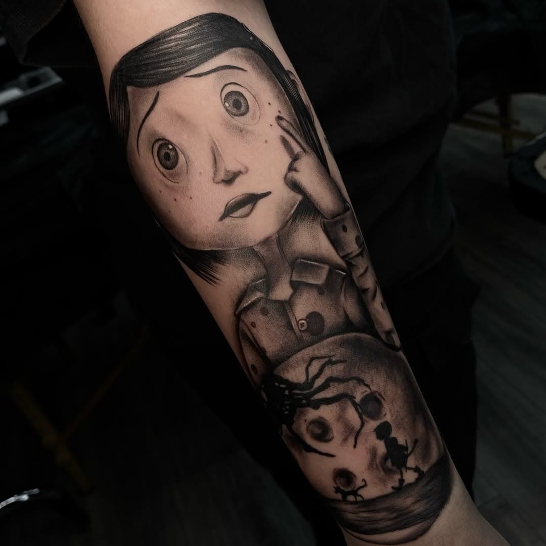 Coraline piece I did the other day 💙✨
Doing stop motion characters for the low! 
Books open for Nov/Dec 🖊️
☆
•
☆
•
☆
•
☆
•
☆
•
☆
•
☆
•
☆
•
#rotteninkk #tattoo #tattooflash #halloweenflash #tattooideas #finelinetattoos #singleneedle #tattooshop #riversidetattoo #daintytattoo #blackink #stippletattoo #tattooflash #tattooart #tattooreels #morenovalley #realismtattoo #coraline