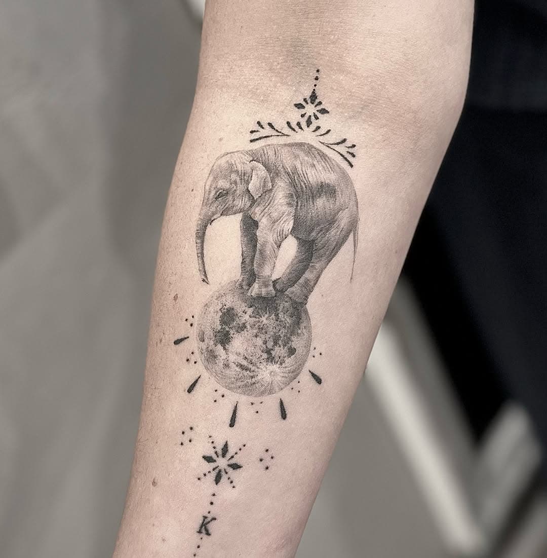 Piękny przykład jak wyglądają moje dziarki po 2 LATACH 🐘 #healedtattoo 

Zdjęcie po wykonaniu „zaginęło w akcji”, mega się cieszę, że Marta wróciła po kolejny tatuaż a przy okazji mogłam zrobić fotografie słonika ✨

Pamiętajcie, aby wasze tatuaże zawsze cudnie wyglądały stosujecie najlepszych produktów do ich pielęgnacji w trakcie gojenia jak i po! Idealna do tego będzie @neba.pl 💚

Dzięki za wsparcie! @neba.pro @rghtstuff 

#besttattoo #elephanttattoo #microtattoo #tattoogirl