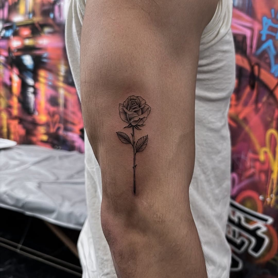 🌹✨ Classic little rose for Kevin! Thank you man! Done at @firstclassnyc • NYC🗽3 spots left for November! #rosetattoo #firstclasstattoo #milkink #milkinktattoo #roses #flowertattoo #finelinetattoo #blackwork #tattooartist #bigapple #nyc #saopaulo #floripa