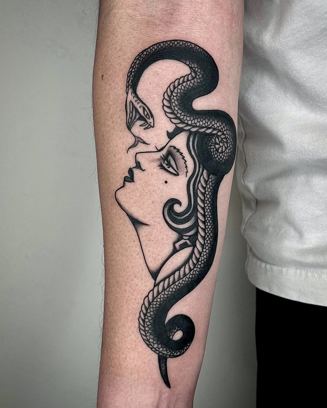 Done @bestwishes_la in beautiful Los Angeles❤️
Los Angeles, I will be setting my schedule for January and March guest spots today! If you wanted to get on the list DM me now!
Hawaii my books are open for December, DM to book