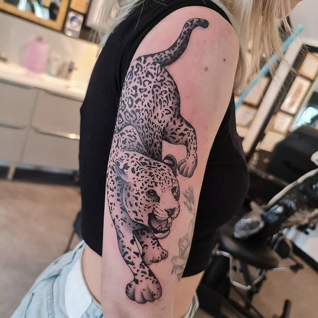 Sleeve take over - added this cool cheetah/panther 😎 

#tattoo #tattooartist #tattooart #tattooideas #tattoodesign #tattoomodel #tattooist #tattooing #tattoostudio #art #artist #cheetah #cheetahtattoo #panther #panthertattoo #art #fyp #foryou #lineart #shading #sleeve