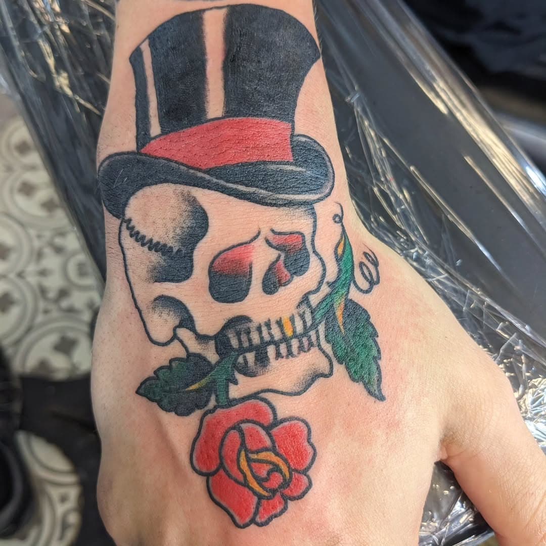 A piece of Rollo flash to cover up a homemade tattoo. Thanks, Cameron!
#traditionaltattoo #mrlucky #skullandrose #coveruptattoo