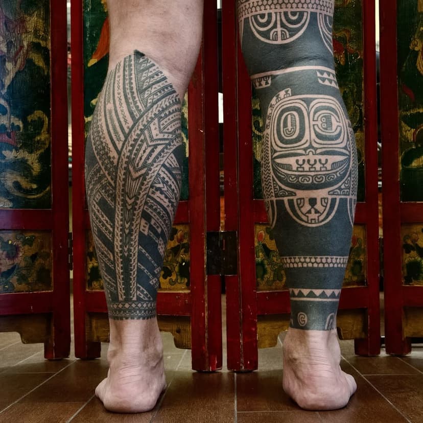 🌴 Right marquesan calf done by me and left samoan by my Uso @hbtatau87 😎🔥 

Working with:
@poiseline_balm 
@mothertattoomachine 
joaopintomachines 
@gattonerotattoo 
•
•
•
#freehand #marcowallace #wallacetattooshop #marquesan #pacific #marquesantattoo #polynesian #polynesiantattoo #blackbomber_tmc #poiselinetattoobalm #fatuhiva #tribaltattoo #tattooculturemagazine #thebesttattooartists #tribaltattooers #tribaltataucollective #tattoodo #legtattoo #photooftheday #instatattoo #tatuaggio #tatuaggiomarchesiano #polpacciotattoo #tatuaggiopolpaccio #marchesiano #isolemarchesi