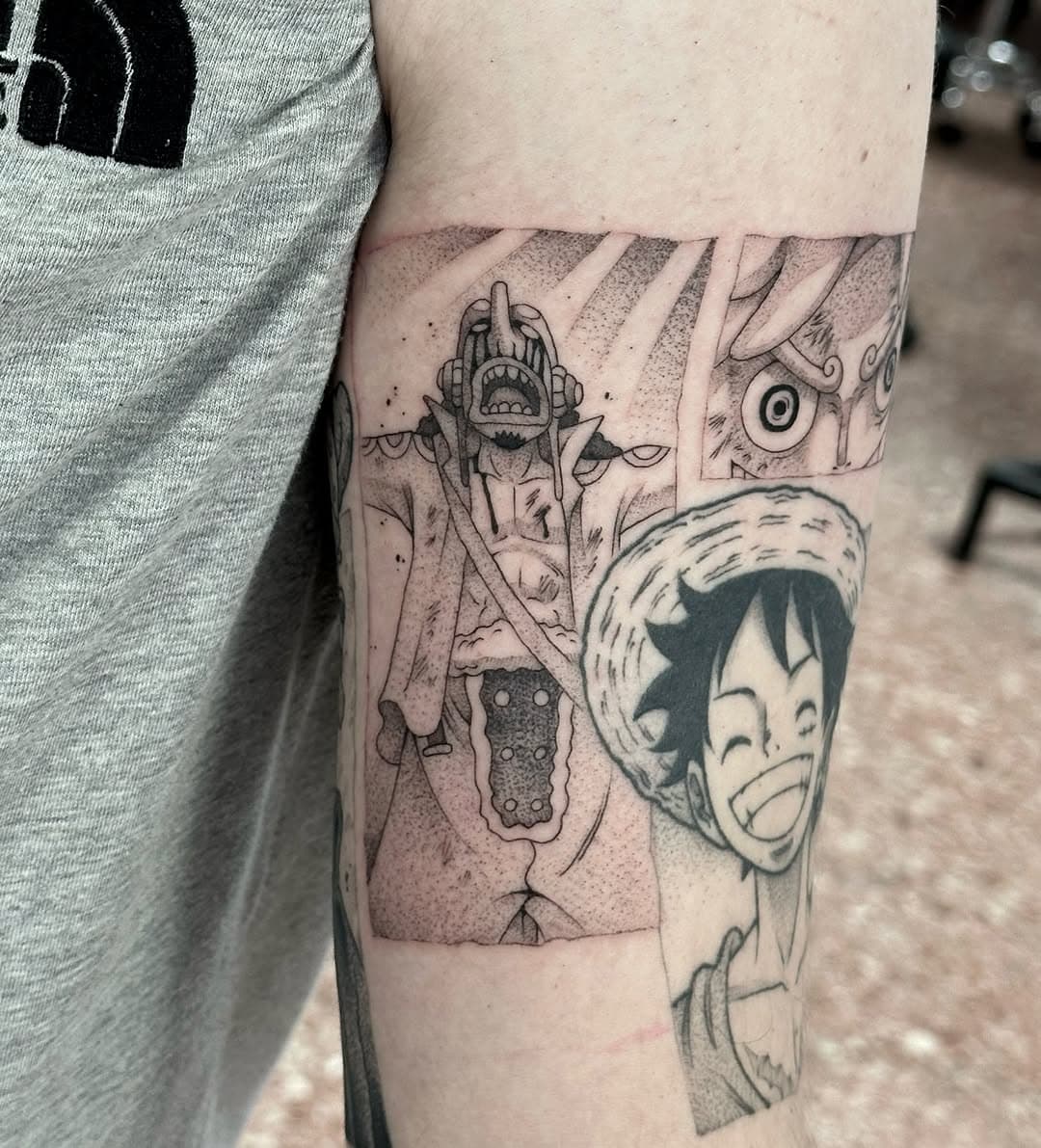 Segunda sesión de brazo!! Un dios al lado de otro🌞, Luffy y Roger de la primera sesión completamente cicatrizados, un auténtico placer, en @inkarmy_tattoo como siempre. 

#tattoo #anime #manga #animetattoo #mangatattoo #barcelonatattoo #onepiece #onepiecetattoo #luffy #nika #gear5 #joyboy #usopp #godusopp