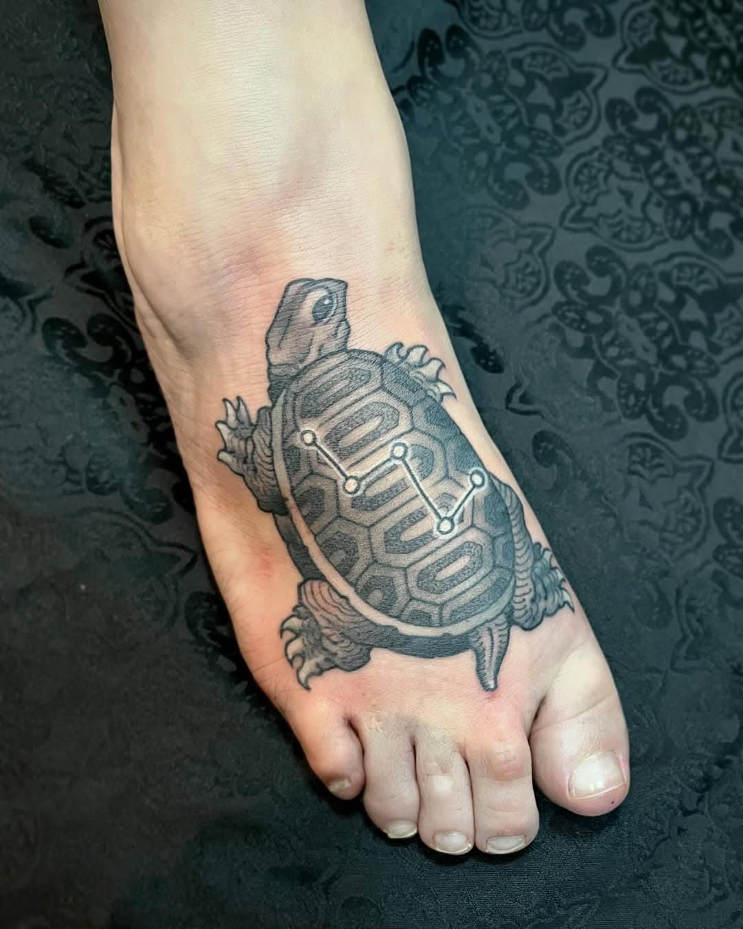 “Tartaruga e Constelação” p/ @beatrix__ix …. 
Muito agradecido, sem palavras !!!!
Valew ✌🏻✌🏻
.
@ironworksbrasil 
.
#sp #tattoo #ruaaugusta #turtle #turtletattoo #cassiopeia #juliocubano #sambarilovetattoos #neomandraque