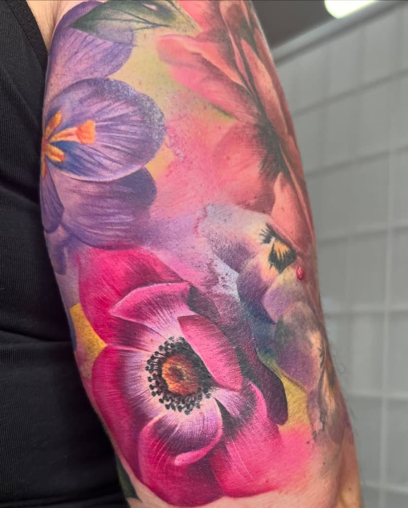 Beautiful poppy and crocus addition 😍 love the pinks 💖🩷
@jadedfoxcollective 
@magnumtattoosupplies 
@butterluxe_uk 
#poppytattoo #crocustattoo #floraltattoo #watercolourtattoo