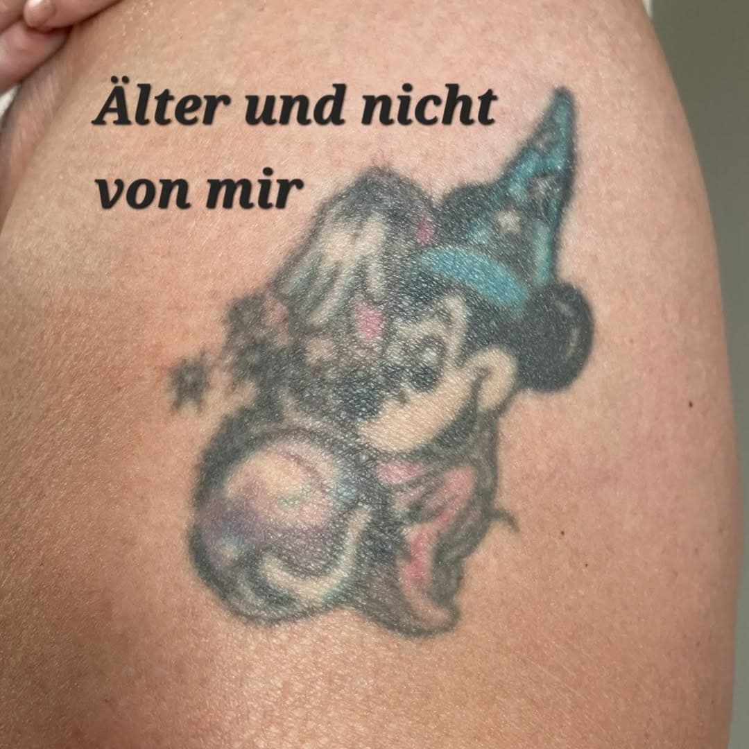 Hier kommt die Zaubermaus 🖤

Manchmal, wenn Kunden mit älteren Tattoos kommen denk ich: Oje! Da erkenn ich kaum noch was, wie bekomm ich das hin? Und dann schwupps... 
Das lehrt mich immer wieder mir zu vertrauen 🥰

#waltdisneytattoo #disneytattoo #disney #mickey #mickeymouse #zauberlehrling #fantasia#fantasiatattoo #colourtattoo  #cutetattoo #lovetattoo #hexhex #tattoofun #cute #wannado #supercutetattoos #inked #tattoo #lovetattoo #nerd #nerdtattoo #geektattoo #germantattooers #düsseldorf #korschenbroich #girlswithtattoos #boyswithtattoos