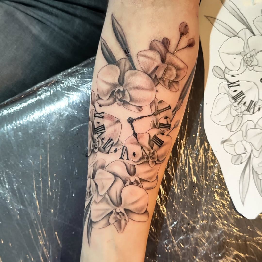 Blumenuhrarm 
#tattoo #ink #flowertattoo #flower #orchid #orchidee #armtattoo #clock #blackandgreytattoo #sinnerscircletattoopiercing #sinnerscircle #sweatyaxl