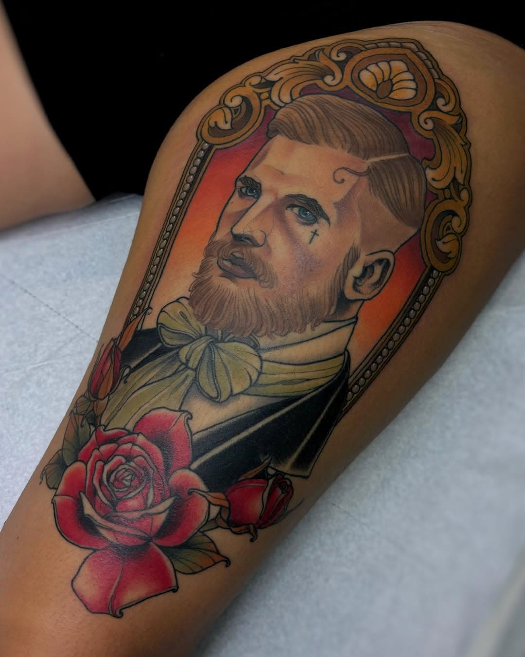 🌹🤵‍♂️

Tout est fraîchement cicatrisé sauf le cadre 💫

Merci beaucoup Marjorie pour ce projet 🫶🏻🫶🏻🥰

#neotraditional #neotraditionaltattoo #neotraditionalman #neotraditionalgentleman #neotraditionaltattooers #neotradfrance #arles #arlestattoo #arlestatouage #mantattoo