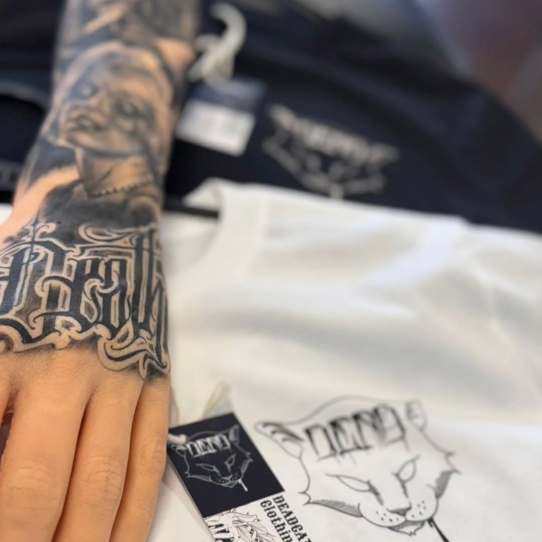 --- Night and Day ---
Black on white or white of black, pick your poison.
Which one do you prefare? 

#tshirts #tattoostyle #tattoo #tattooartist #tattooartists #tattooartiststyle #tattooclothing #tattoostyleclothing #DEADCATbrand