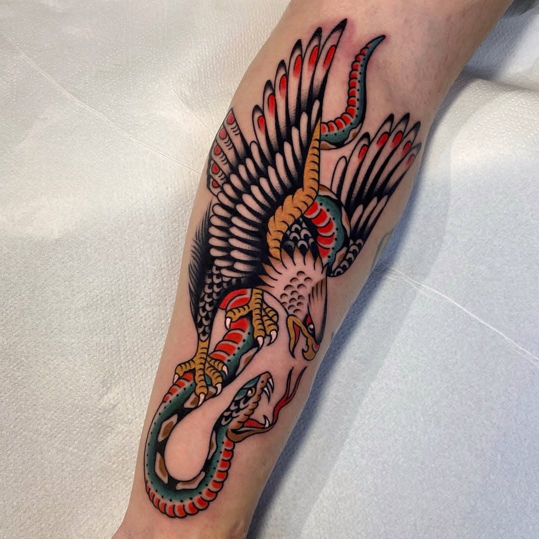 🦅🐍

Muchas gracias @ramonc30 ☺️🙏 hecho en @amordemadretattoogr 🖤

Con productos de @aloetattoo 🌿

#tattoo #traditionaltattoo #oldshooltattoo #oldlines #colortattoo  #tattoogranada 
#amordemadretattoogranada