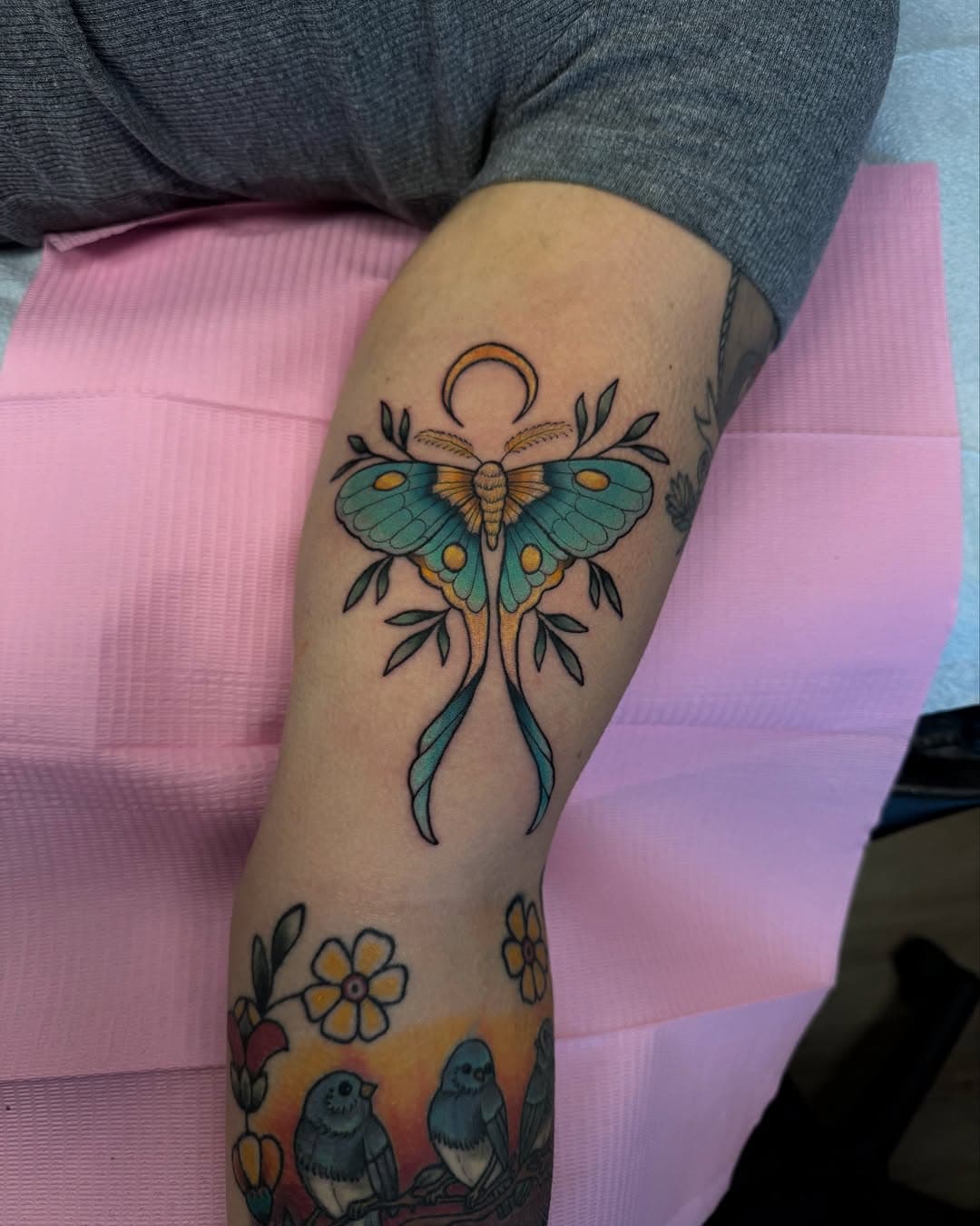 Luna moth 🖤 and healed rework below ☺️ had a hiccup with the assistant so I’ll be back to answering myself after today 😅 appreciate your patience and the amount of you guys who wanna work with me. I don’t think I can begin to express the gratitude. Just trying to figure out a good balance 

#tattoo #tattoos #tattooing #waco #knowwaco #wacotattoo #wacotattoos #austintattoo #dallastattoo #neotraditionaltattoo