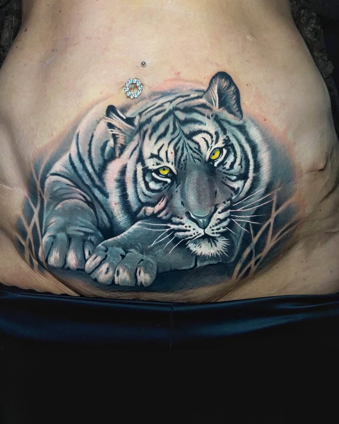 Covered big scar and old tattoo 
One session.. after healing put more texture 
#tattoo #worldfamousink #makskornev #coverup #tiger #blackandgreytattoo #realistictattoo #coveruptattoo