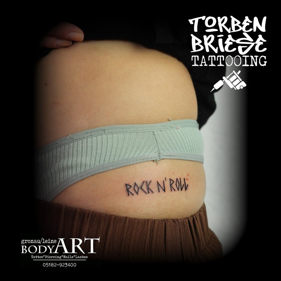 Rock n‘ Roll 🤘…… Kleine Tattoo‘s gibt es ohne lange Wartezeit….
@torbenbriesetattooing #tattoo #ink #inkedgirls #rocknroll #rock #guitar #tattoolife #leinebergland #gronauleine #alfeldleine #smalltattoo #hip #black #rocknrolltattoo #rocking #handmade