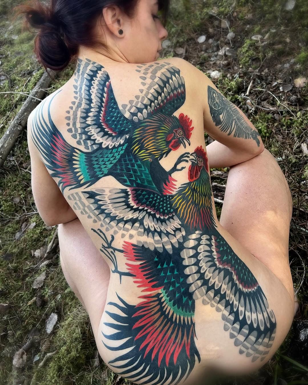 Here are some shots in the forest of Sophie’s tattoo, one of my favorites. 😊 

Done with @aloetattoo @radiantcolorsink @eztattooing 

#roosterstattoo #backpiecetattoo