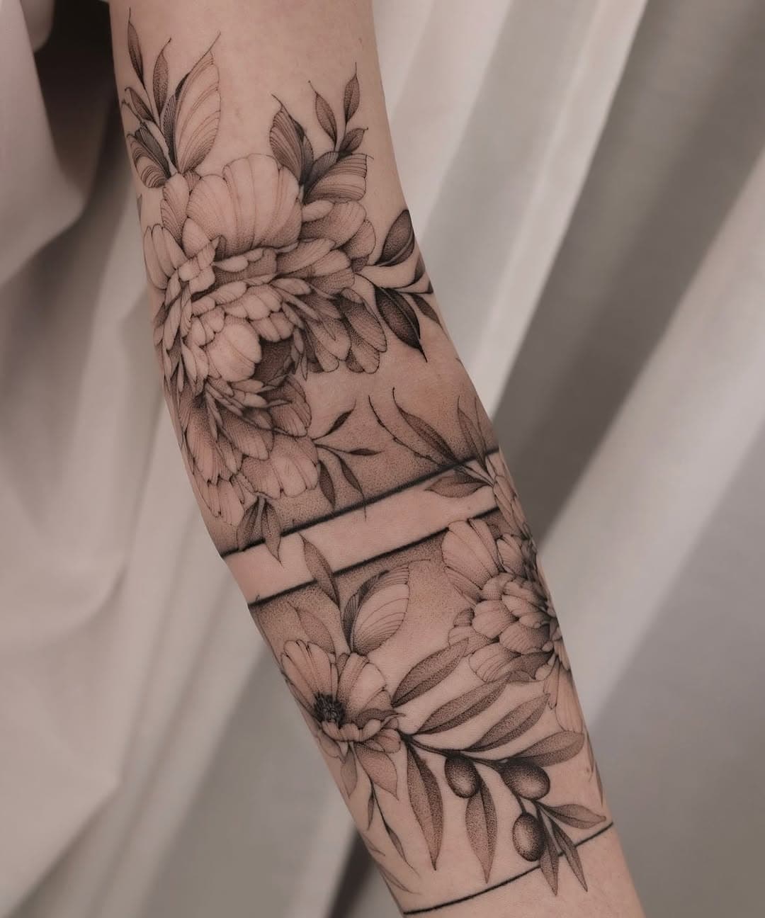 Freehand Floral Sleeve 💐

SkinArt by @black.peony.ink 

#Equilattera