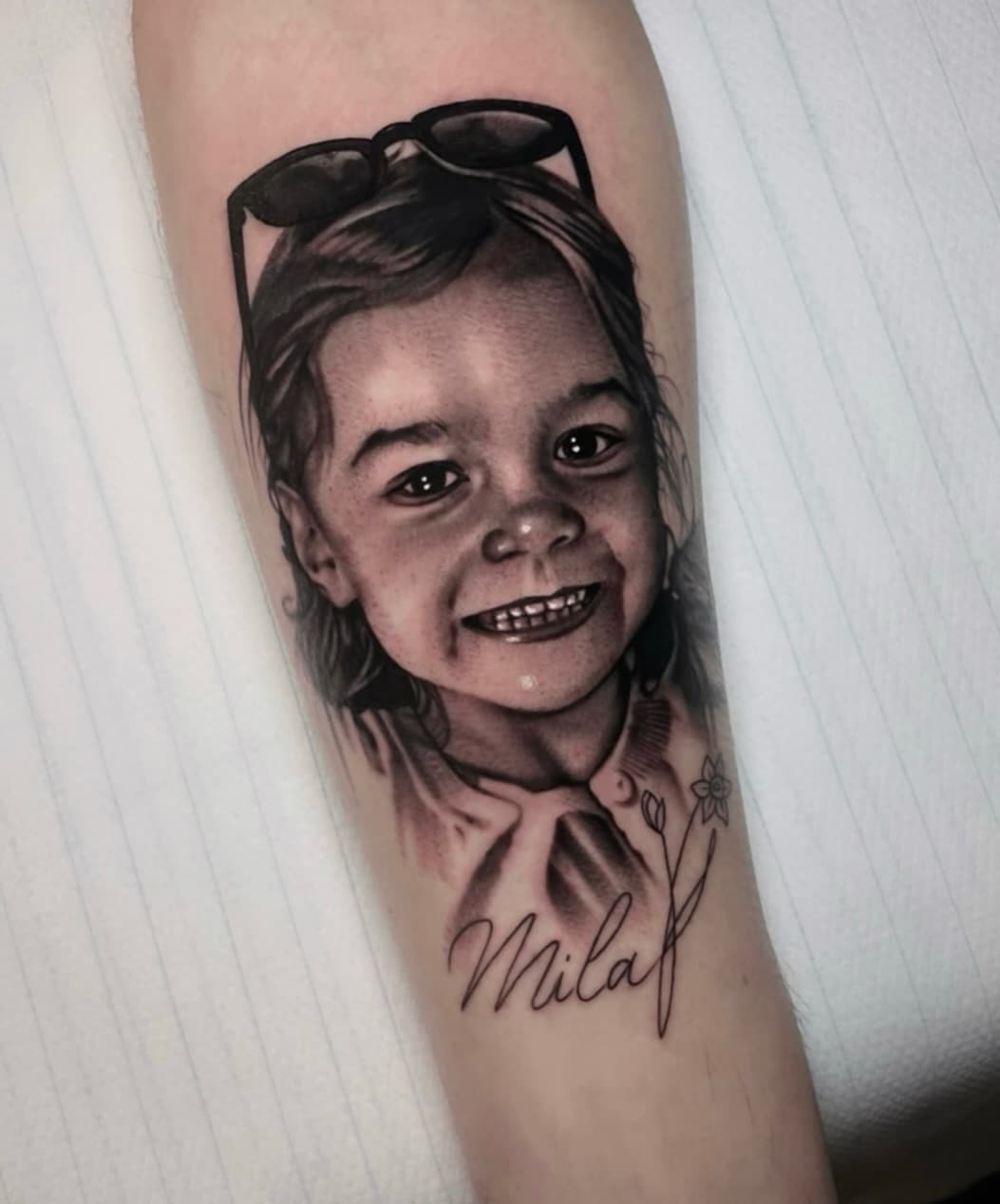 Little princess portrait I done this week at @inklabs_nuernberg 🤍 Thanks so much Dominik! 
@jconly_official 
@vicecolors_official 
#portrait #tattoo #portraittattoos #realistictattoo #blackandgreytattoo