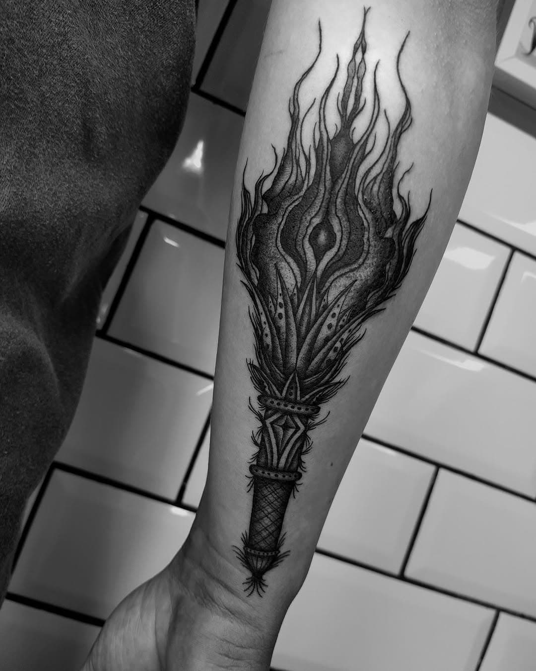 Antorcha para @madsik_dat 
.
.
.
.
.
.
.
.
.
.
.
#tattoo #tatuagem #tatuajes #blacktattoo #black #blackworkers #blackwork