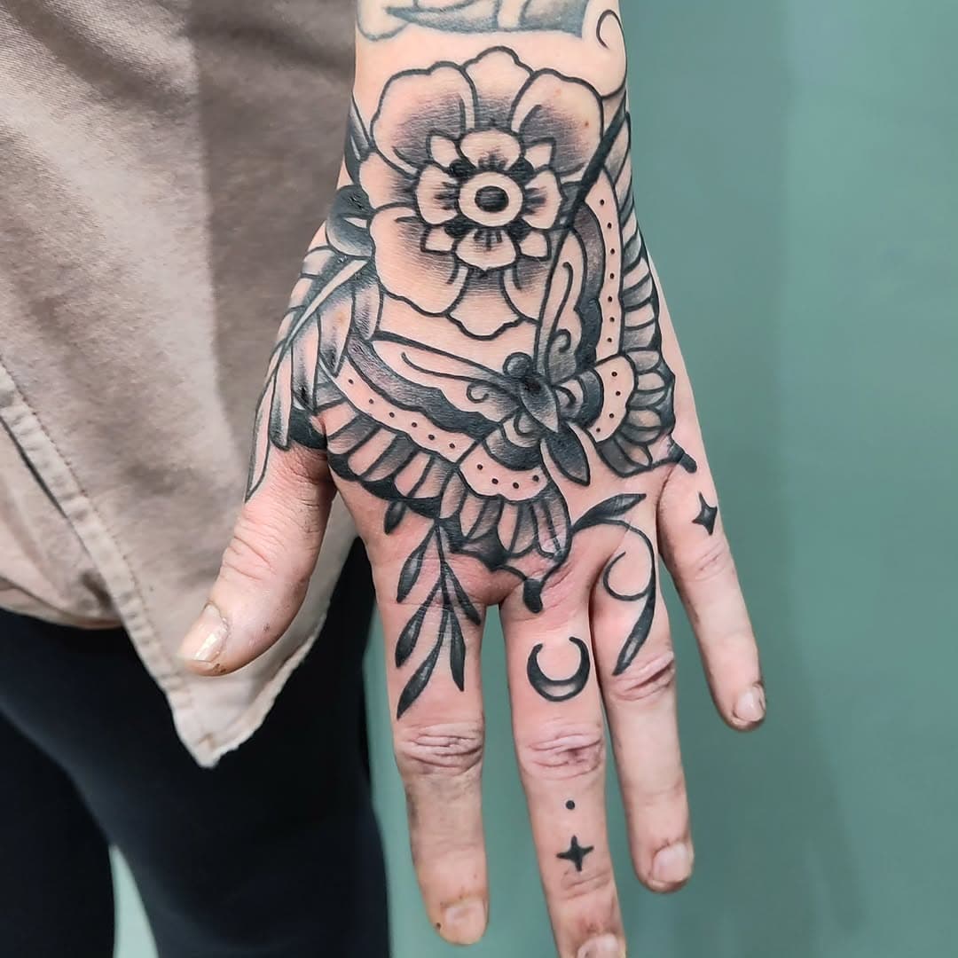 Kennt jemand das holländische Wort für Schmetterling? 
Hier ist einer, Gruß und plakativ, der Traum eines jeden Arbeitgebers

#tattoo #ink #butterfly #butterflytattoo #boldtattoo #handjob #jobstopper #classictattoo #traditionaltattoo #papillon #handtattoo #schmetterling #sinnerscircle #sinnerscircletattoopiercing #sweatyaxl