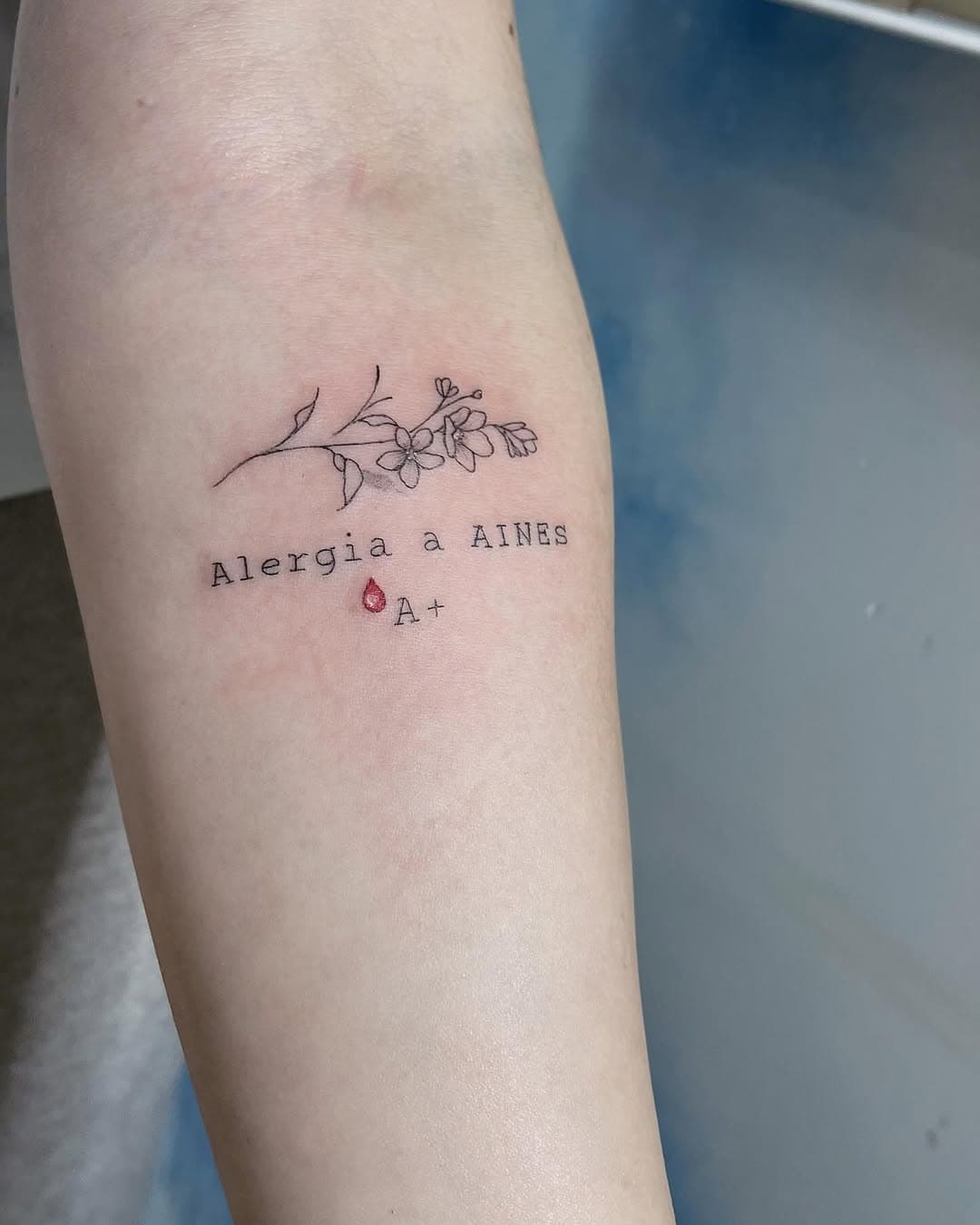 Tatuagens também salvam vidas ❤️ 

Que tatuagem especial pra alguém especial. Princesa sei que já te agradeci mas muito obrigada novamente pela confiança de eternizar algo tão importante . 🩸

Você também tem alergia a algum medicamento?! Você sabe a importância da identificação por tatuagem?! 

Os tracinhos mais delicados e perfeitos ❤️