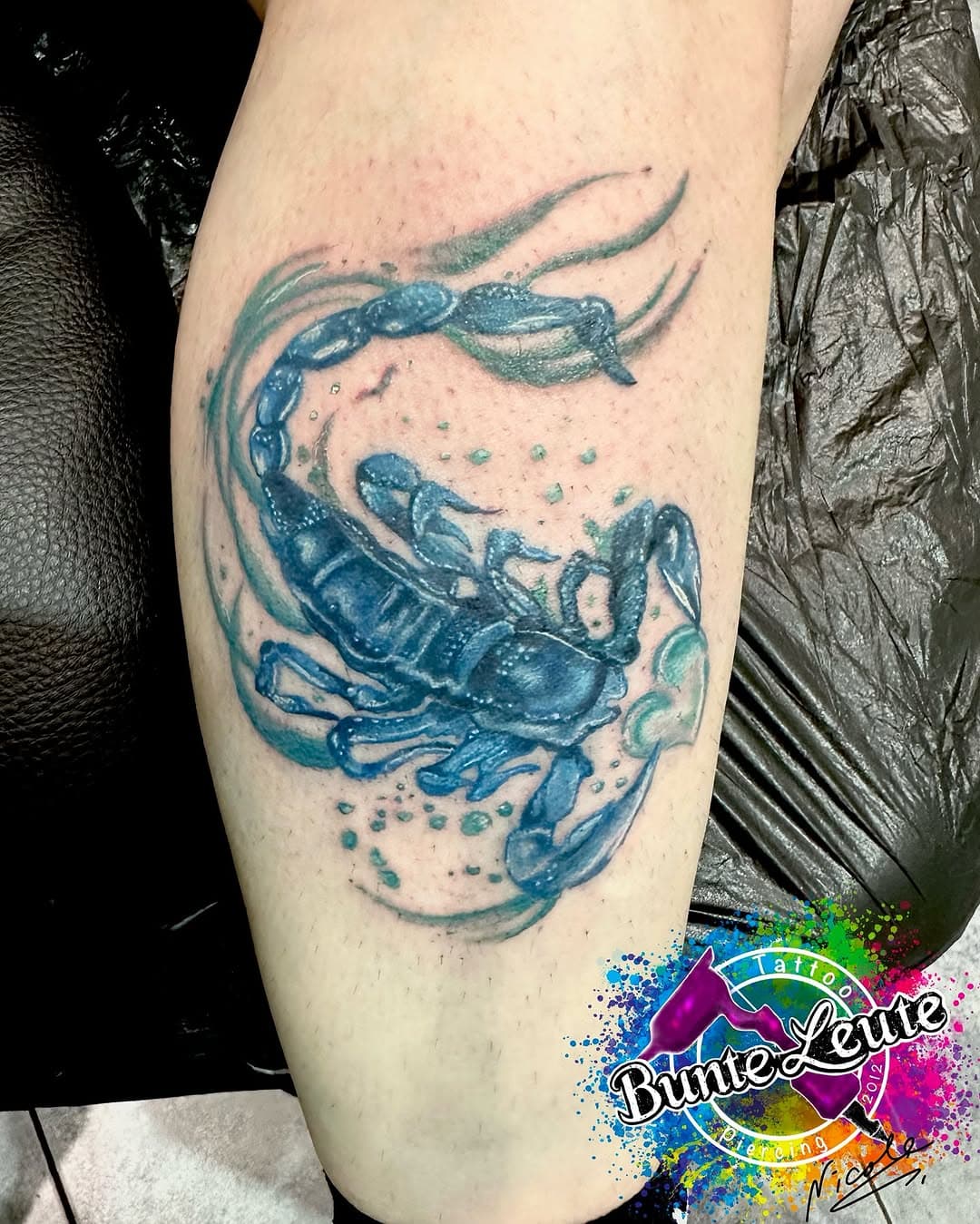 Skorpion 🦂 #aquarelltattoo #bunteleutetattoo  #bunteleuteviersen #tattoostudioviersen #viersentattoo
#tattooviersen #bunteleuterahser #tattoo #Piercing #tattoostudio #ink #inked #tattooartist #tattooed #tattooart #tattoos #tattoolife #tattooist  #blackwork #tattooing #tattooer #tattoostyle #colortattoo