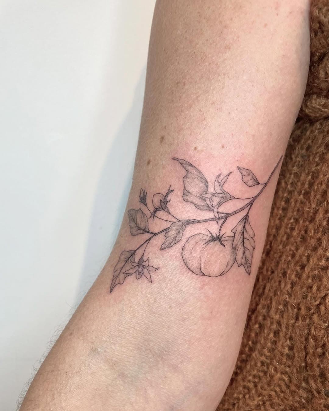 Un immense merci Tania pour tes supers projets 💛
.
.
.
#tomatotattoo #delicatetattoo #leaftattoo #gardentattoo #flowertattoo #finelinetattoo