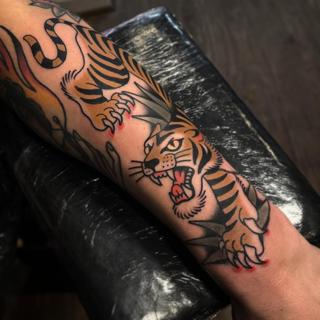 CRAWLING TIGER // did this crawling tiger with @tatsoul cartridges (9round shader and 15 curved mag). Also used @eternalink and dragons blood butter from @balm_tattoo @balmtattoogermany. You can get your stuff @barberdts_de @barber_dts