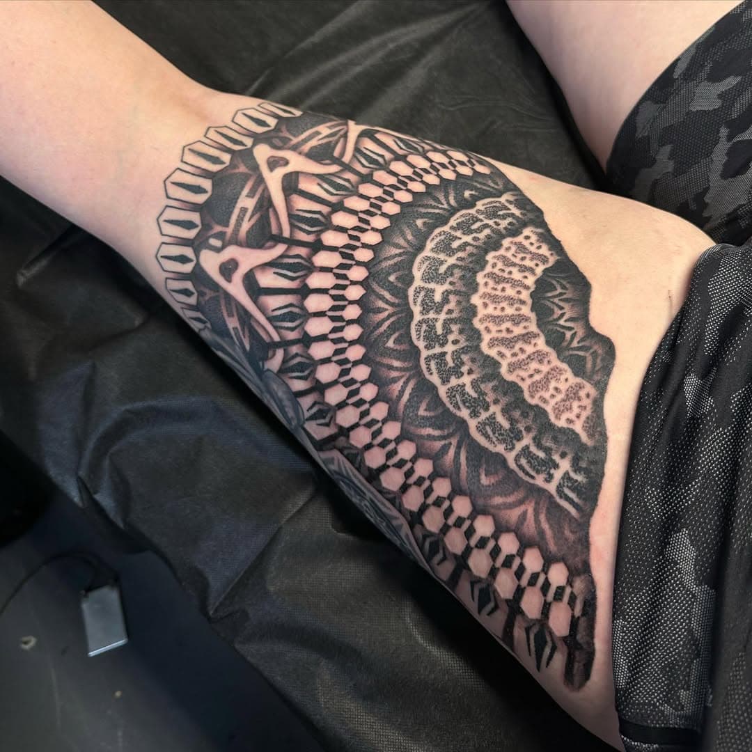 Back of thigh terror. Couple weeks back I posted the outline of this. Spent a half day filling it all in! Super fun pattern to work with. Always love designs that make my brain work. I’ve got time to make tattoos next week if interested email and include reference photos! Thanks y’all!