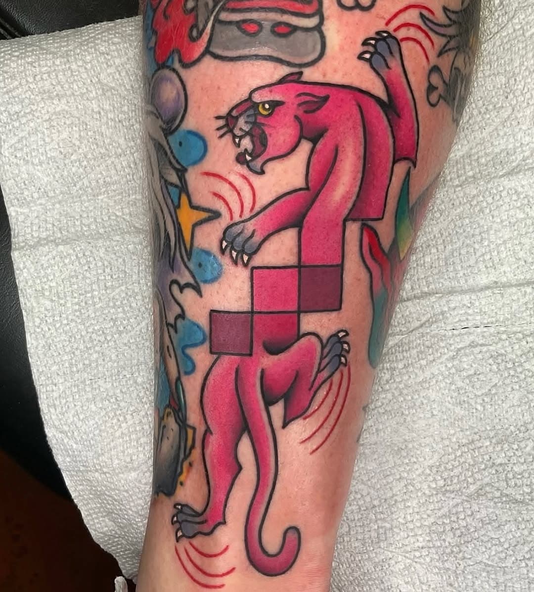 Pink pixelated panther tattooed by @jstepptattoos 

#charlestonsc #charlestonlife #charlestontattooshop #traditionaltattoo ##tattoo #tattooshop #tradtattoo #panthertattoo