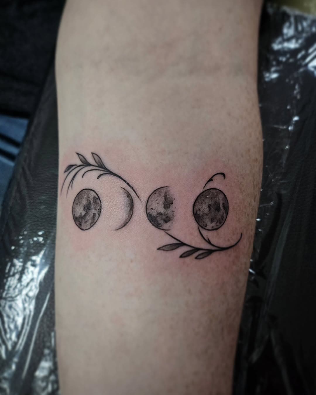 Each moon represents a child. Cool idea for sure. 
.
.
.
.
.
.

.
.
.
#tattooed #tattoo #mom #momtattoo #kids #family #familytattoo #moon #moontattoo #girlswithtattoos #tattooedgirls