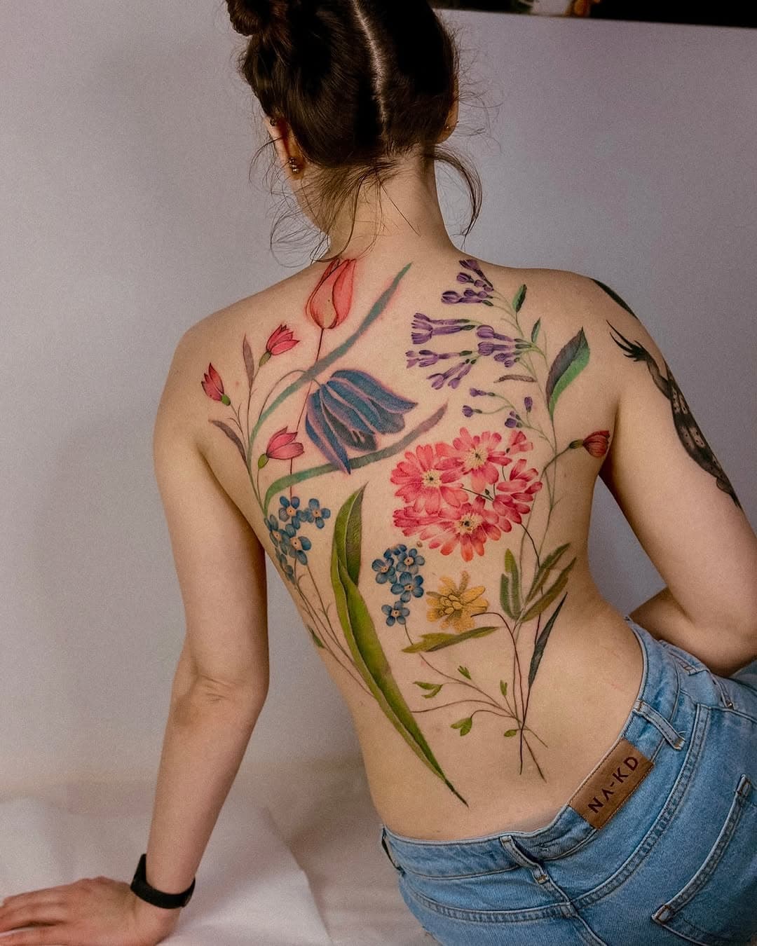 😍 Current obsession: colour floral back tattoos

❤️‍🔥LINK IN BIO

◽️Artist: @cat_._kat