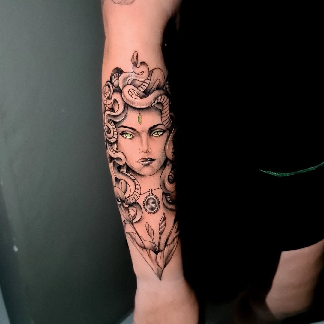 Segunda parte de fechamento de braço na nossa cliente @rafacruz.personal 

E aí,  curtiram? 

👉🏻 Orçamentos e agendamentos pelo WhatsApp (48)98833-8118 ou clique no link da bio para ser redirecionado. 

#tattoomedusa #medusa #serpentetattoo #serpente #jellyfishtattoo #jellyfish #mitologiagrega #snaketattoo #snake #sombreado #blackandgrey #mulhertatuada #mulhertatuadaéoutronivel #tattoolifestyle #allbrotherstattoo #nortedailha #ingleses #vargemdobomjesus #vargempequena #vargemgrande #ratones #riovermelho #jurere #santinho #florianopolis #floripa #sc #santacatarina #brasiltattoo #brasil