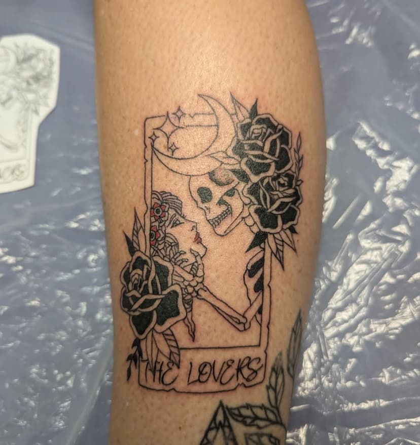 Happy chilled Sundays! Please.enjoy @jacq_calderwood recent leg addition tarot card 😍 more like this please! 
Done by @clairethomson_tattoo 

#tattoo #tattoos #tattooing #tattooed #tattooedgirls #tattooedlady #ladytattooers #girlswithtattoos #legtattoo #tarot #tarotcards #thelovers #skull #skulltattoo #roses 
#edinburghtattoostudio #edinburghtattoo #edinburghtattooartist #scottishtattoo #scottishartist #scottishtattooclub