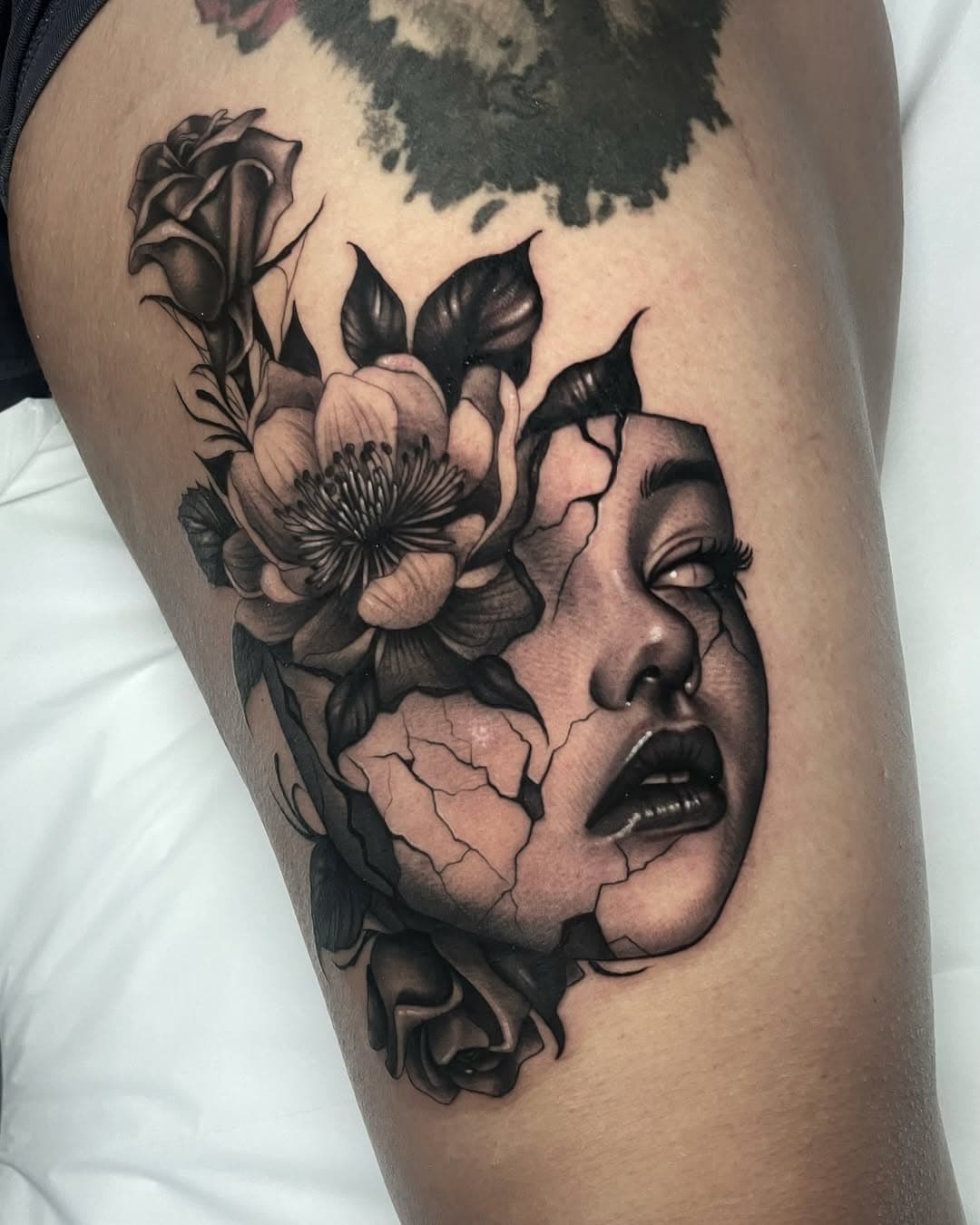 Piecita de hace unos días para Laura 🖤 Muchas gracias bonita fue un placer 😊💖💫 
Hecho con @vicecolors_official y @jconly_official 🖤
#tattoo #realistictattoo #floraltattoos #blackandgreytattoos #femeninetattoo #girltattoos