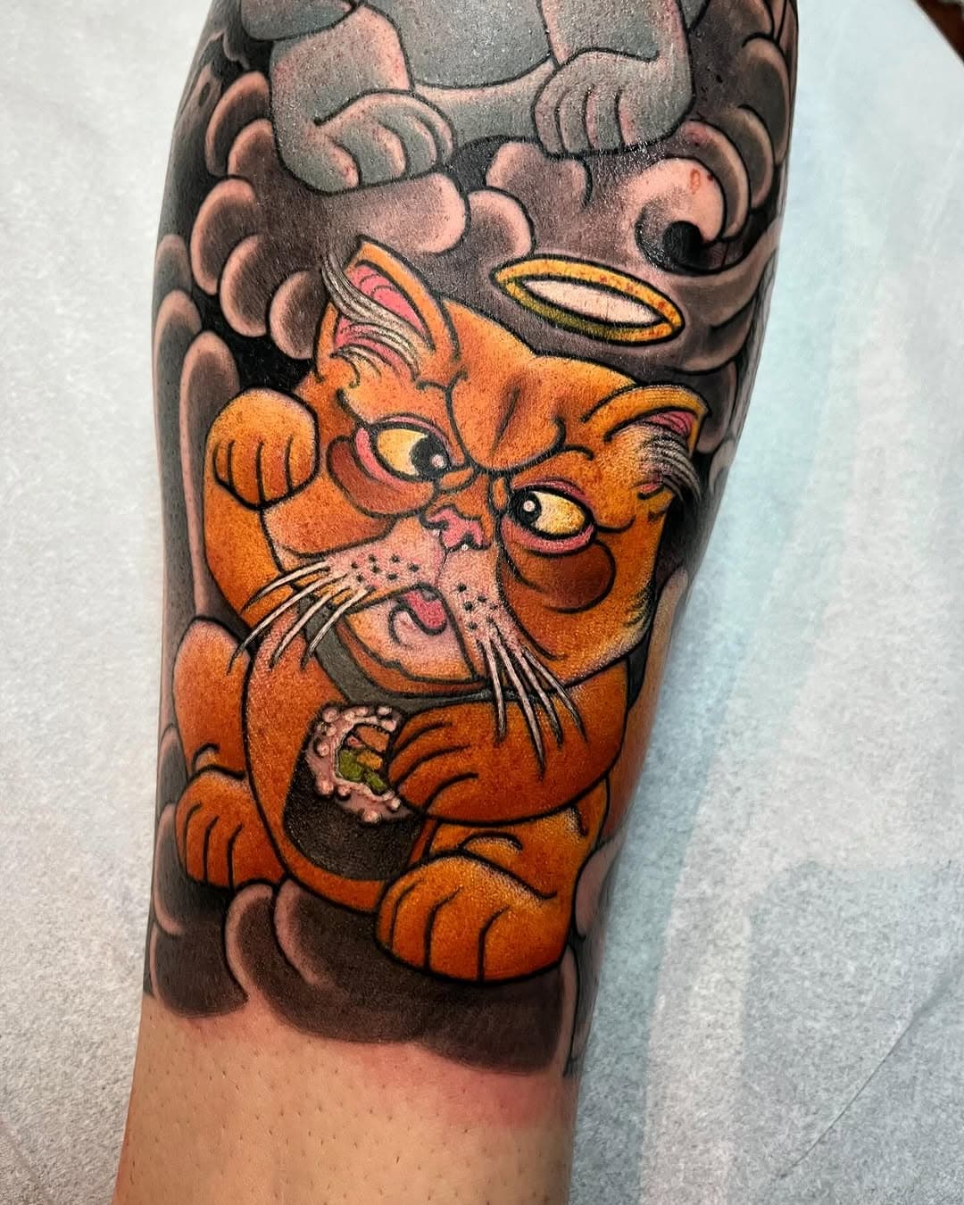 Homenagem do @diegopantojo p/ os seus gatos …..
Tchônes/Sushi 
Valew manow tmj !!!!!
.
@ironworksbrasil 
.
#tattoo #sp #ruaaugusta #manekineko #juliocubano #horistones #toga #orientaltattoo #dontbelievethehype