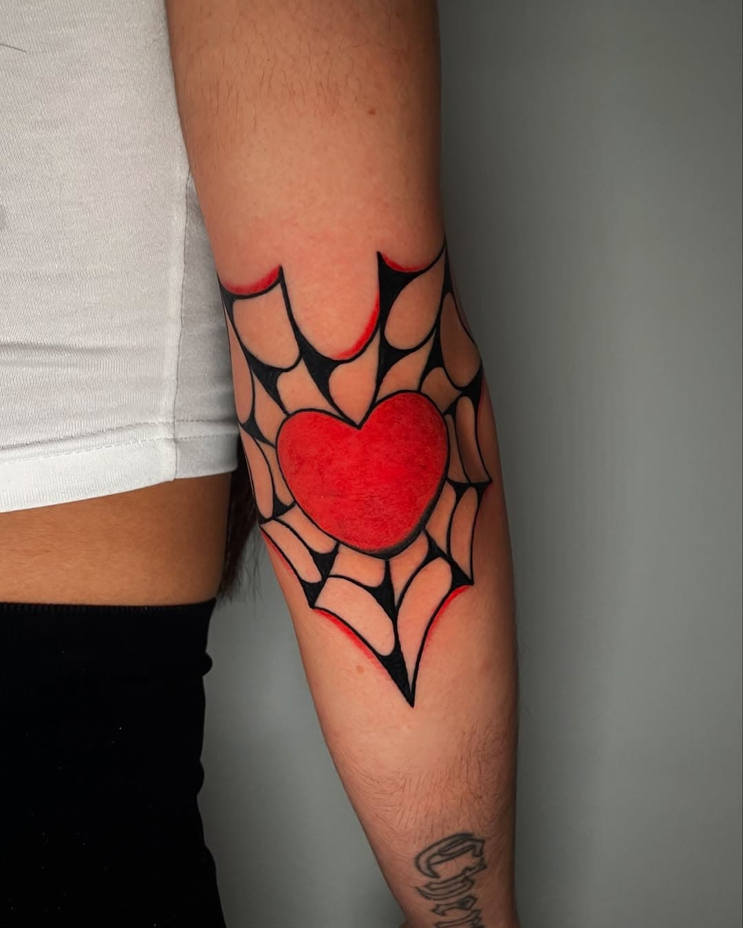 Heart shaped spiderweb❤️🕸️🕷️ Gracias a mi querida @lacherrynails por confiar en mí y aguantar el mal rato que le hice pasar😫 entrad a ver sus trabajitos, es mi manicurista, y es de 10!!

#tattoo #gijontattoo #asturiastattoo #traditionaltattoo #classictattoo #traditional #oldschool #oldschooltattoo #brightandbold #boldwillhold #tradwork #tradworkers #colortattoo #solidtattoo #traditionalartist #boldandbright_spain #boldandbright_tattoos #skinart_traditional #traditionalspain #thebestspaintattooartists #americanatattoos #traditionalstattoos #traditionaltattooink #world_traditional_tattoo #thebestclassictattoospain #spiderwebtattoo #spiderwebtattoos