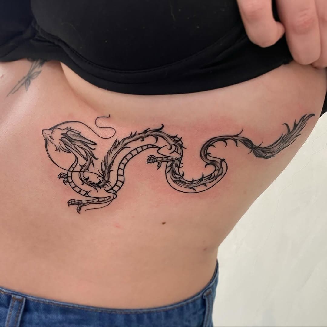 Haku era originalmente o espírito do rio Kohaku e conhece Chihiro, porque uma vez que ele a salvou de um afogamento. 

#hakutattoo #haku #daianemuniztattoo