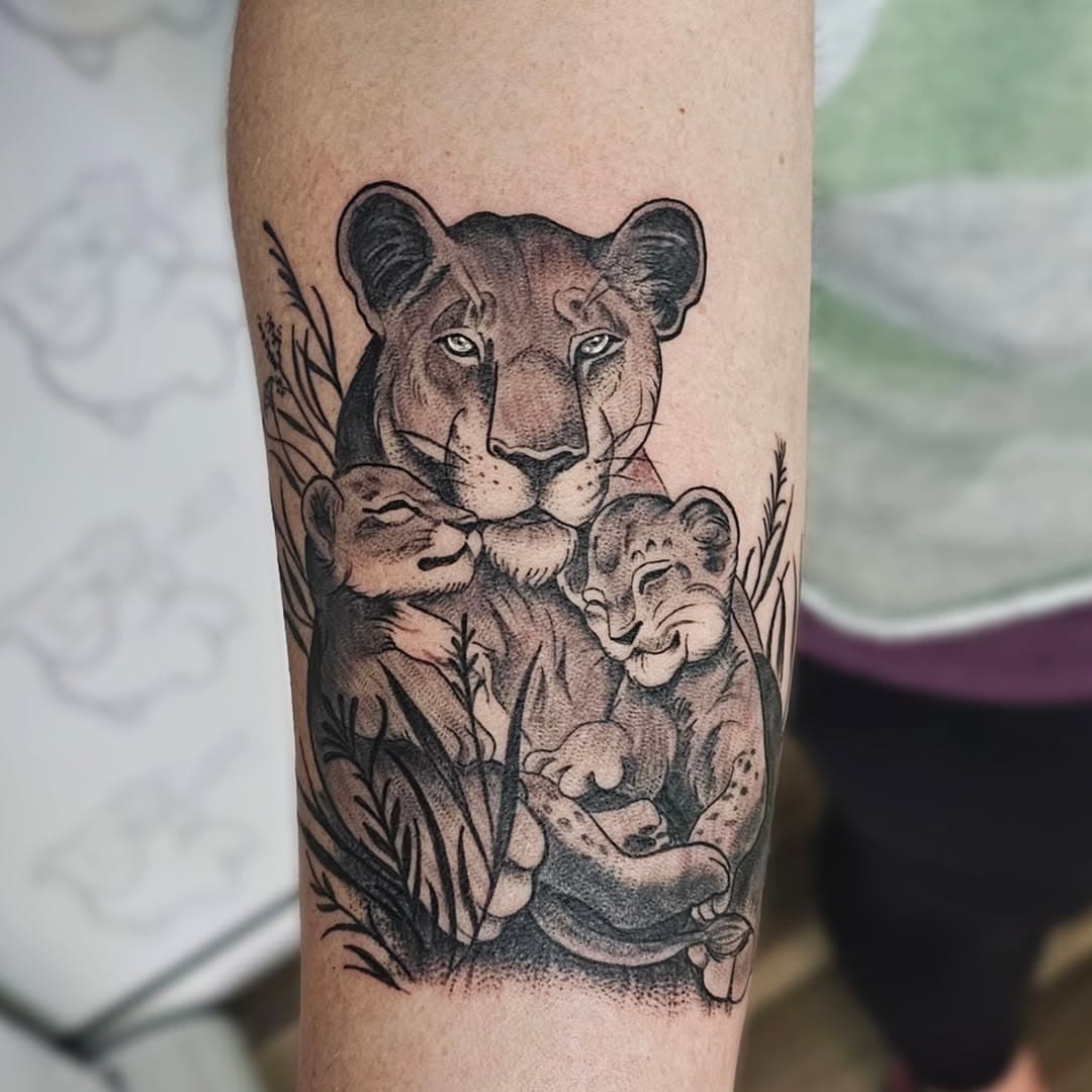 #Lioness #liontattoo #familytattoo by @ashleyarsonart #lioncubs #lionpride #mompride #queen #familypride #tattoosformoms #cougar #wildcat #savannahcat #tattoosforwomen #animaltattoo #nature #safari #blackandgreytattoo #bullyinktattoo #Annapolis #edgewater #maryland #marylandtattoostudio