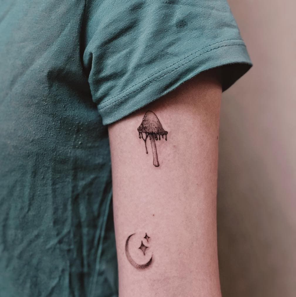 M I N I ✨

Ein süßes Beispiel für einen beginnenden »Sticker Arm«, wie ich diese Art von Projekten gern nenne🤍🌿 Kleine Tattoos sind relativ schnell gemacht, man kann sie über die Jahre sammeln, gut kombinieren oder erweitern. Falls euch das auf Ideen bringt — für ähnliche Projekte bin ich immer offen :) 

+++ BOOKING DAY +++ Am Sonntag, den 1.12. ist wieder Terminvergabe für das erste Quartal 2025. 

+++ GUTSCHEINE könnt ihr jederzeit bei mir per Email bestellen. Ihr könnt diese nach Absprache bei mir im Atelier abholen oder ich versende diese an eure Wunschadresse. Deadline vor Weihnachten ist für Versand: 20.12. und für Abholung im Atelier Alabaster der 21.12.2024.

#armtattoo #minitattoo #mushroomtattoo  #smalltattoo #tinytattoo #eleganttattoo #everySKINwelcome #everyBODYwelcome #atelieralabaster #ladytattooers #txttoo #3rl #vegantattoo #femaletattooartist #finelinetattoo #fineline #dotworktattoo #bishoprotary #dotwork #delicatetattoo #blacktattoos #btattoing #blacktattooing