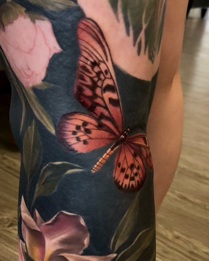 Added more details to Jaclyn’s leg sleeve, that amount of work in the knee ditch is 😮‍💨😮‍💨😮‍💨😮‍💨
She will forever be asked “Did that hurt?” 
Yes. Yes it hurt. 

@blacksagestudio 

#colortattoo #butterflytattoo #mothtattoo #blackwork #blackworktattoo #femaletattooartist #ladieswhotattoo