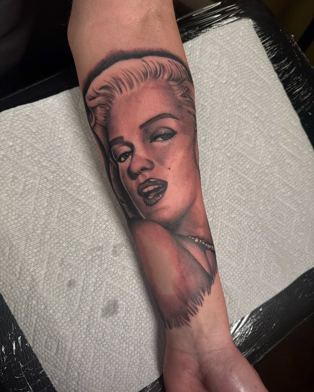 Marilyn Monroe portrait tattooed by @tattoosby_austin 

#charlestontattooer #charlestontattoo #charlestonsc #marilynmonroe #portraittattoo #blackandgreytattoo #tattooshop #blackandgreytattoos