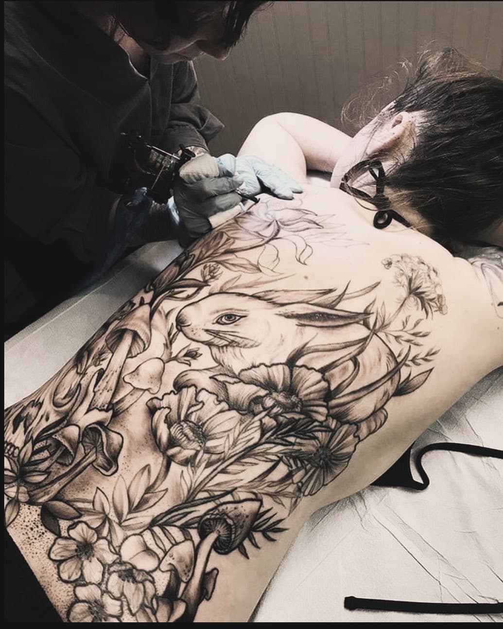 Another forest floor backpiece I’ve loved making 💚💚💚 

#backpiece #womeninbusiness #womenentrepreneurs #tattoowomen #backpiecetattoo #fullback #linework #neotraditional #blackandgrey
