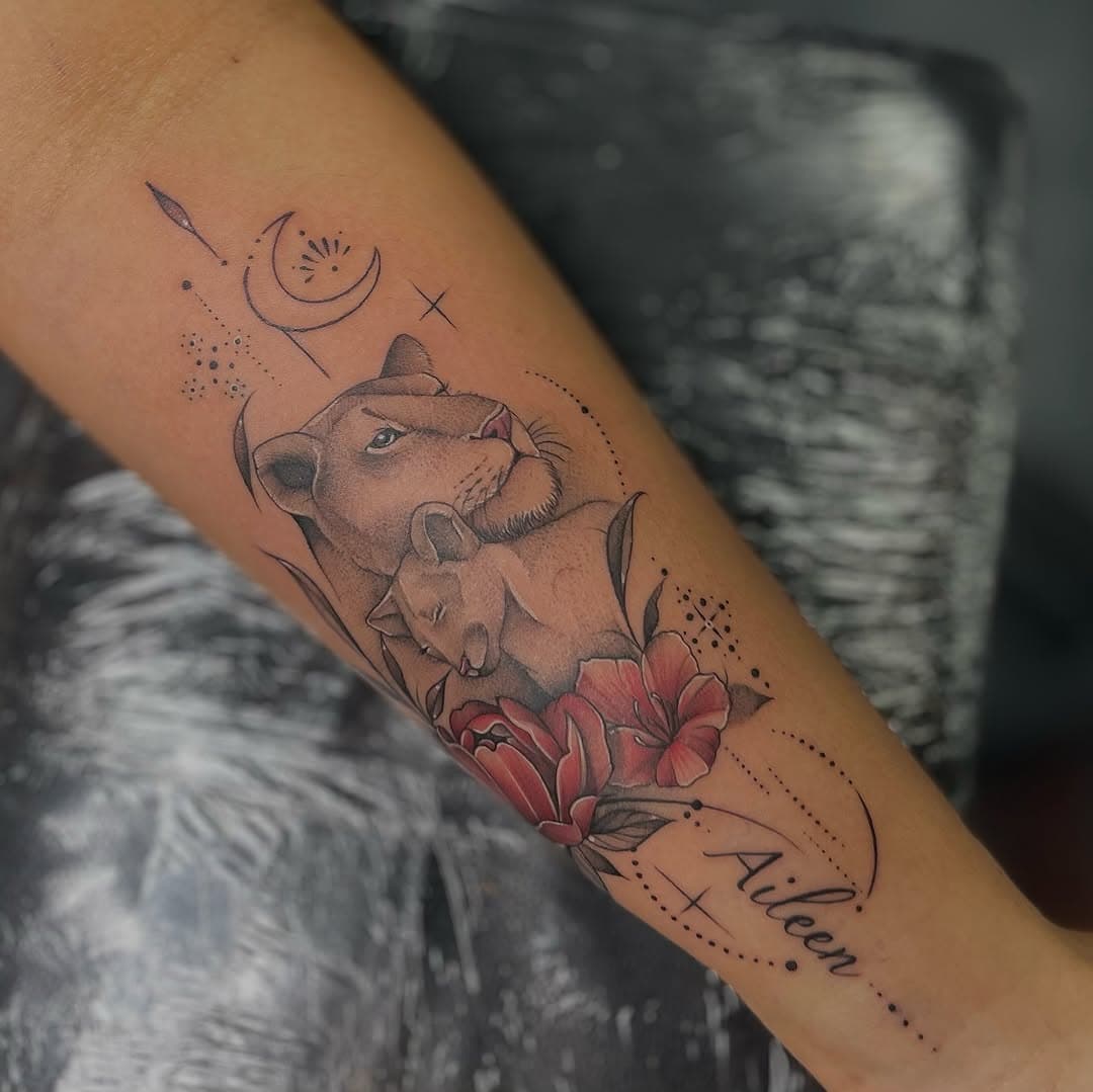 Unbreakable Bond @diegoamtattoo 

#lioness #lioncub #unbreakable #love #bond #redink #tattoos #femaleswithtattoos #tattooartist #protection #motherdaughter #chicago #villaparkillinois #wizardofink