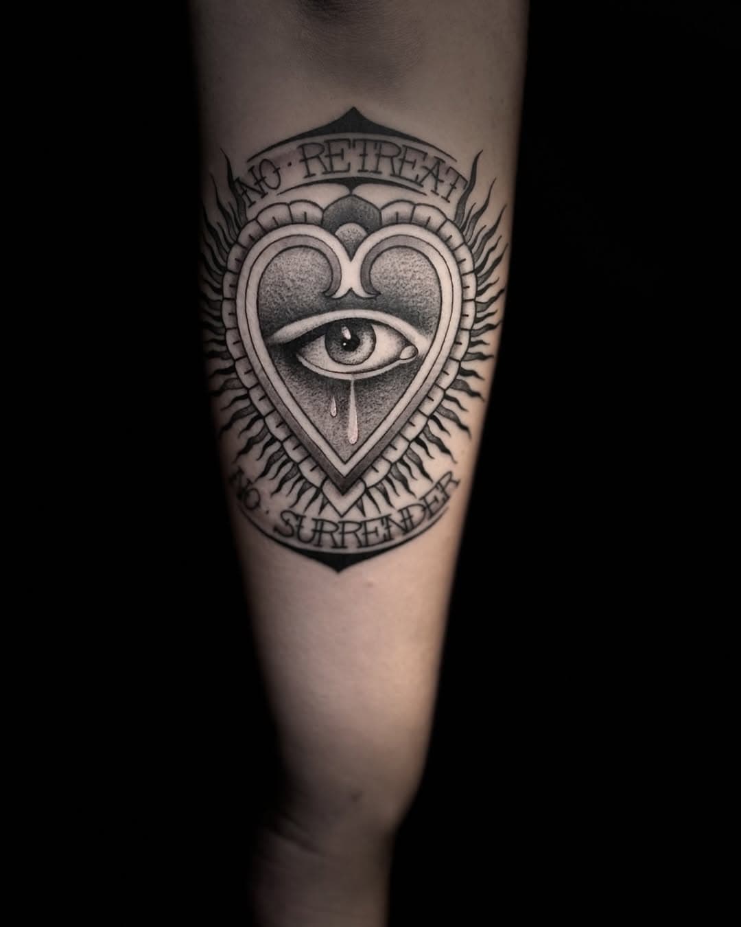 By @alexx.tattoos 

#darkart #surrealart #tattoo #heart #hearttattoo #finelinetattoo #eyeballtattoo #germantattooers #tattooworkerssubmission #tattoolife