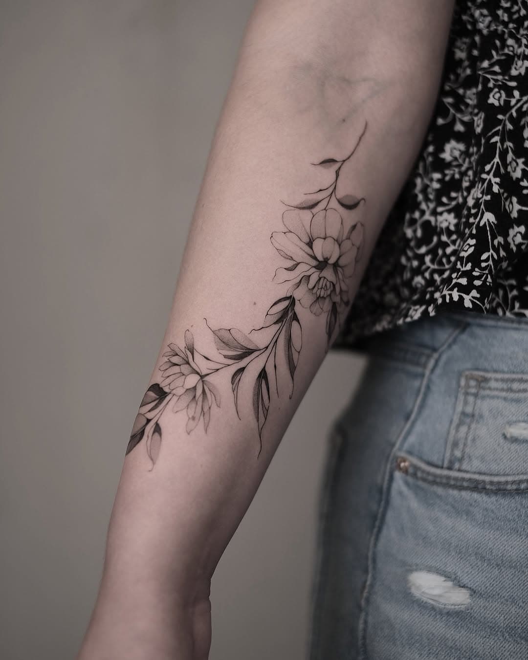 f l o r a l s 
#floraltattoos  #tattooart #tattoodesign #tattoosofinstagram #tattooideas #inkedgirls #tattooartist #inkmaster #tattoocommunity #flowertattoo #botanicaltattoo #wildflowertattoo #leaftattoo #naturetattoo #delicatetattoo #finelinetattoo #bodyart #tattoolovers #artisticexpression #skinart #tattoostyle #inkaddict #tattootrend #inkspiration #singleneedle #tattoodelicada #tattoostyle