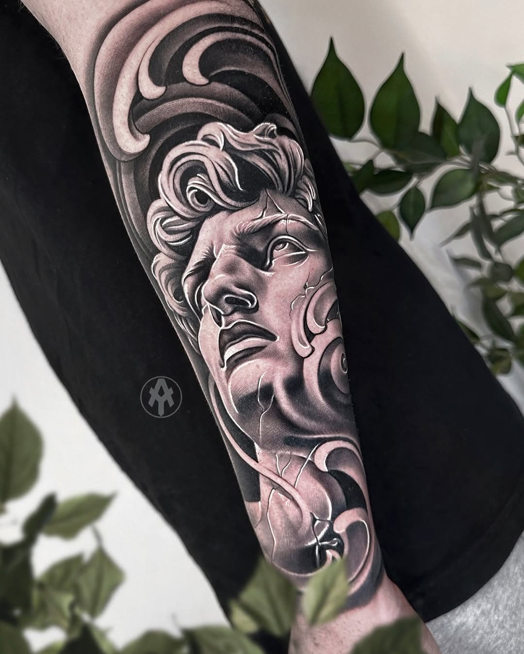 Tatuaje al 80% curado con algún retoque y blancos frescos! 🖤
Hecho como siempre con los mejores productos de 
@versuscartridge y @aloetattoo (@rufnerdistribuciones)
En @libertaliatattooshop 
#tattoo #tatuaje #ink #inked #blackandgrey #realistic #skinmag #design #like #art #skinart #arte #follow #tattoolovers #tattooartist #tattoolifestyle #tattoolife #tattoos #tattooed #inkmagazine #inkmag #inker #realisticblackandgrey #realistictattoo #realismo #realism #tattooart